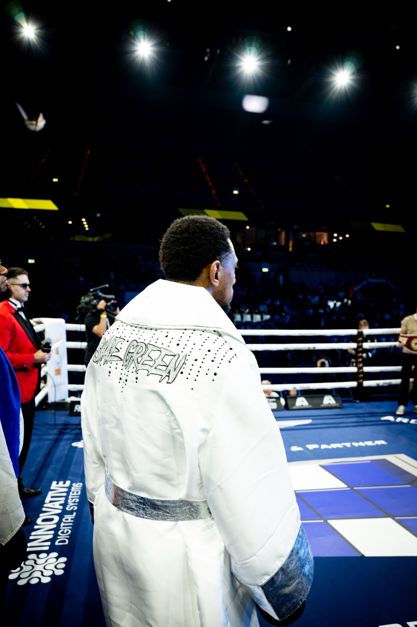 Boxer beim Walk-out in die Arena, Scheinwerferlicht, Primora Boxing Fight Night
